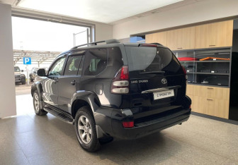 Подержанный автомобиль Toyota Land Cruiser Prado 2003 года (7 фото)