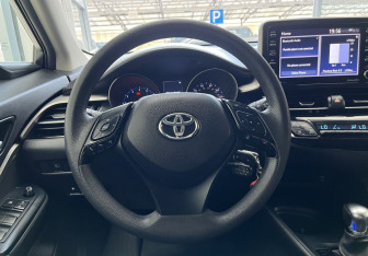 Подержанный автомобиль Toyota C-HR 2021 года (9 фото)