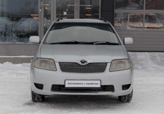 Подержанный автомобиль Toyota Corolla Wagon 2004 года (2 фото)