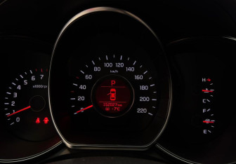 Подержанный автомобиль Kia Rio Hatchback 2015 года (13 фото)