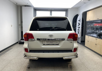 Подержанный автомобиль Toyota Land Cruiser Suv 2013 года (6 фото)