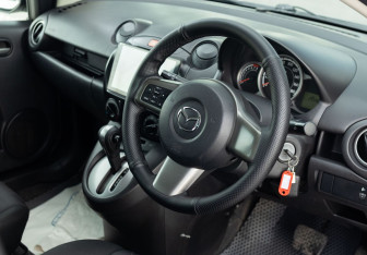 Подержанный автомобиль Mazda Demio 2014 года (11 фото)