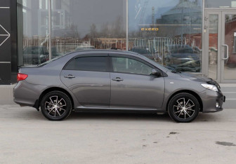 Подержанный автомобиль Toyota Corolla Sedan 2008 года (4 фото)