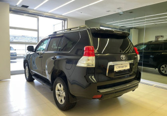 Подержанный автомобиль Toyota Land Cruiser Prado 2010 года (7 фото)