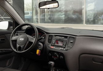 Подержанный автомобиль Kia Rio Sedan 2011 года (10 фото)