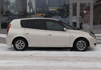 Подержанный автомобиль Toyota Opa 2001 года (4 фото)