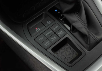 Подержанный автомобиль Toyota RAV4 2020 года (18 фото)