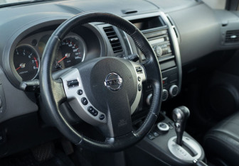 Подержанный автомобиль Nissan X-Trail 2008 года (11 фото)