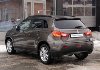 Подержанный автомобиль Mitsubishi ASX 2011 года (7 фото)