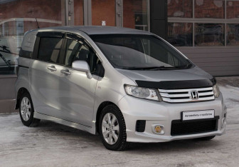 Подержанный автомобиль Honda Freed 2010 года (3 фото)