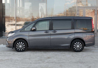 Подержанный автомобиль Honda Stepwgn 2016 года (8 фото)