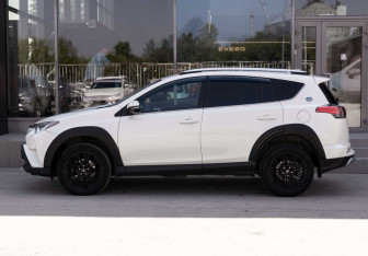 Подержанный автомобиль Toyota RAV4 2017 года (8 фото)