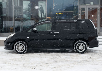 Подержанный автомобиль Toyota ISis 2013 года (8 фото)