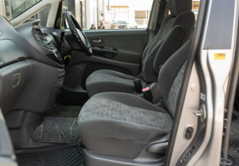 Подержанный автомобиль Toyota Estima 2005 года (19 фото)