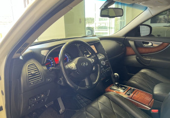 Подержанный автомобиль Infiniti FX 2010 года (14 фото)