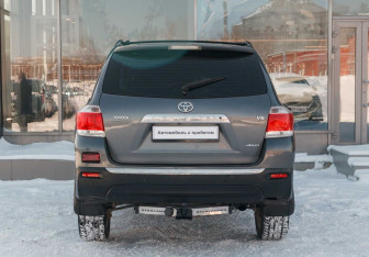 Подержанный автомобиль Toyota Highlander 2011 года (6 фото)