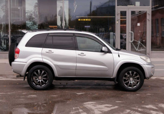 Подержанный автомобиль Toyota RAV4 2001 года (4 фото)