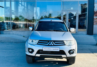 Подержанный автомобиль Mitsubishi L200 2015 года (12 фото)