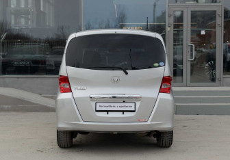 Подержанный автомобиль Honda Freed 2011 года (6 фото)