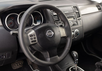 Подержанный автомобиль Nissan Tiida Hatchback 2008 года (11 фото)