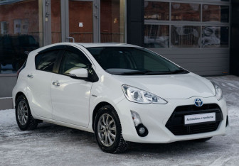 Подержанный автомобиль Toyota Aqua 2016 года (3 фото)