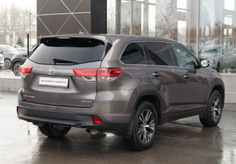 Подержанный автомобиль Toyota Highlander 2018 года (5 фото)