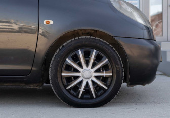 Подержанный автомобиль Toyota FunCargo 1999 года (9 фото)