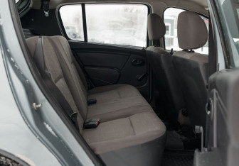 Подержанный автомобиль Renault Sandero 2011 года (15 фото)