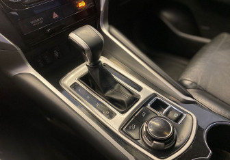 Подержанный автомобиль Mitsubishi Pajero Sport 2019 года (12 фото)