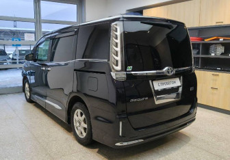 Подержанный автомобиль Toyota Esquire 2016 года (7 фото)