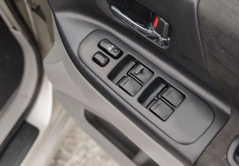 Подержанный автомобиль Toyota Opa 2001 года (14 фото)