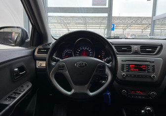 Подержанный автомобиль Kia Rio Hatchback 2015 года (10 фото)