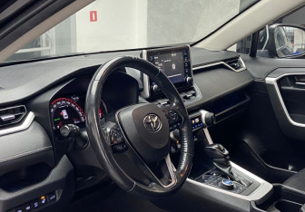 Подержанный автомобиль Toyota RAV4 2020 года (9 фото)