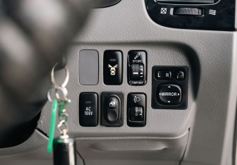 Подержанный автомобиль Toyota Ipsum 2001 года (15 фото)