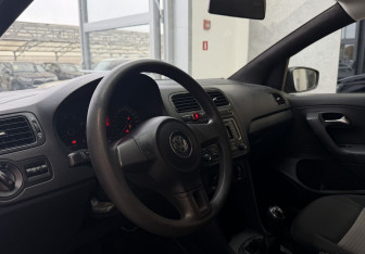 Подержанный автомобиль Volkswagen Polo Sedan 2014 года (5 фото)