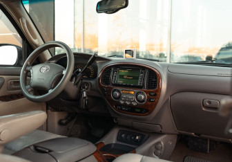 Подержанный автомобиль Toyota Sequoia 2004 года (10 фото)