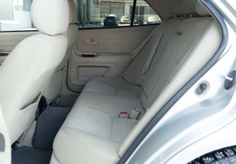 Подержанный автомобиль Toyota Altezza Sedan 2002 года (19 фото)