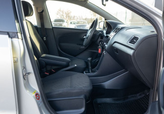 Подержанный автомобиль Volkswagen Polo Sedan 2011 года (18 фото)