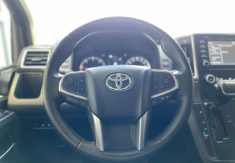 Подержанный автомобиль Toyota HiAce 2019 года (17 фото)