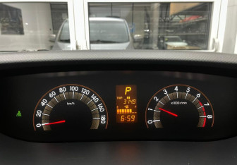 Подержанный автомобиль Toyota Ractis 2009 года (14 фото)