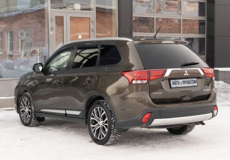 Подержанный автомобиль Mitsubishi Outlander 2016 года (7 фото)