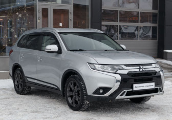 Подержанный автомобиль Mitsubishi Outlander 2019 года (3 фото)