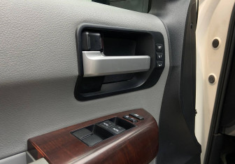 Подержанный автомобиль Toyota Sequoia 2011 года (12 фото)