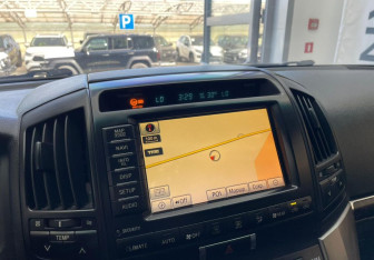 Подержанный автомобиль Toyota Land Cruiser Suv 2011 года (18 фото)