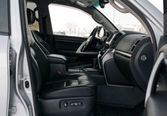 Подержанный автомобиль Toyota Land Cruiser Suv 2013 года (21 фото)