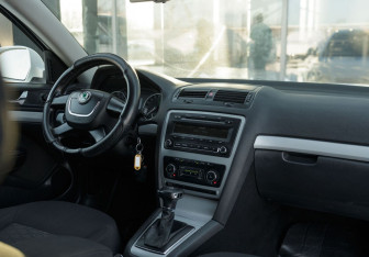 Подержанный автомобиль Skoda Octavia Liftback 2011 года (10 фото)