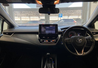 Подержанный автомобиль Toyota Corolla Hatchback 2020 года (10 фото)