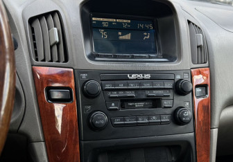 Подержанный автомобиль Lexus RX 2001 года (17 фото)