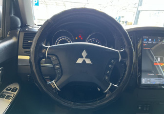 Подержанный автомобиль Mitsubishi Pajero 2008 года (10 фото)