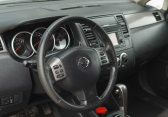 Подержанный автомобиль Nissan Tiida Hatchback 2013 года (11 фото)
